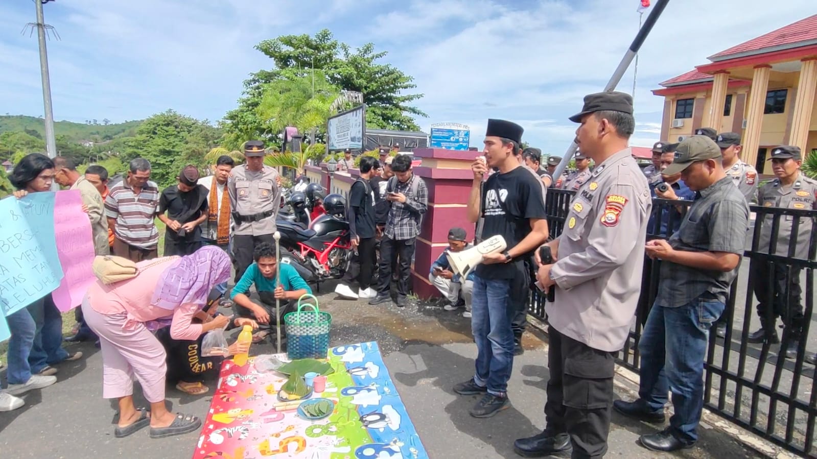  2 Anggotanya Ditangkap Curi awit, AMAN Gelar Aksi Damai di Depan Pengadilan Negeri Tais