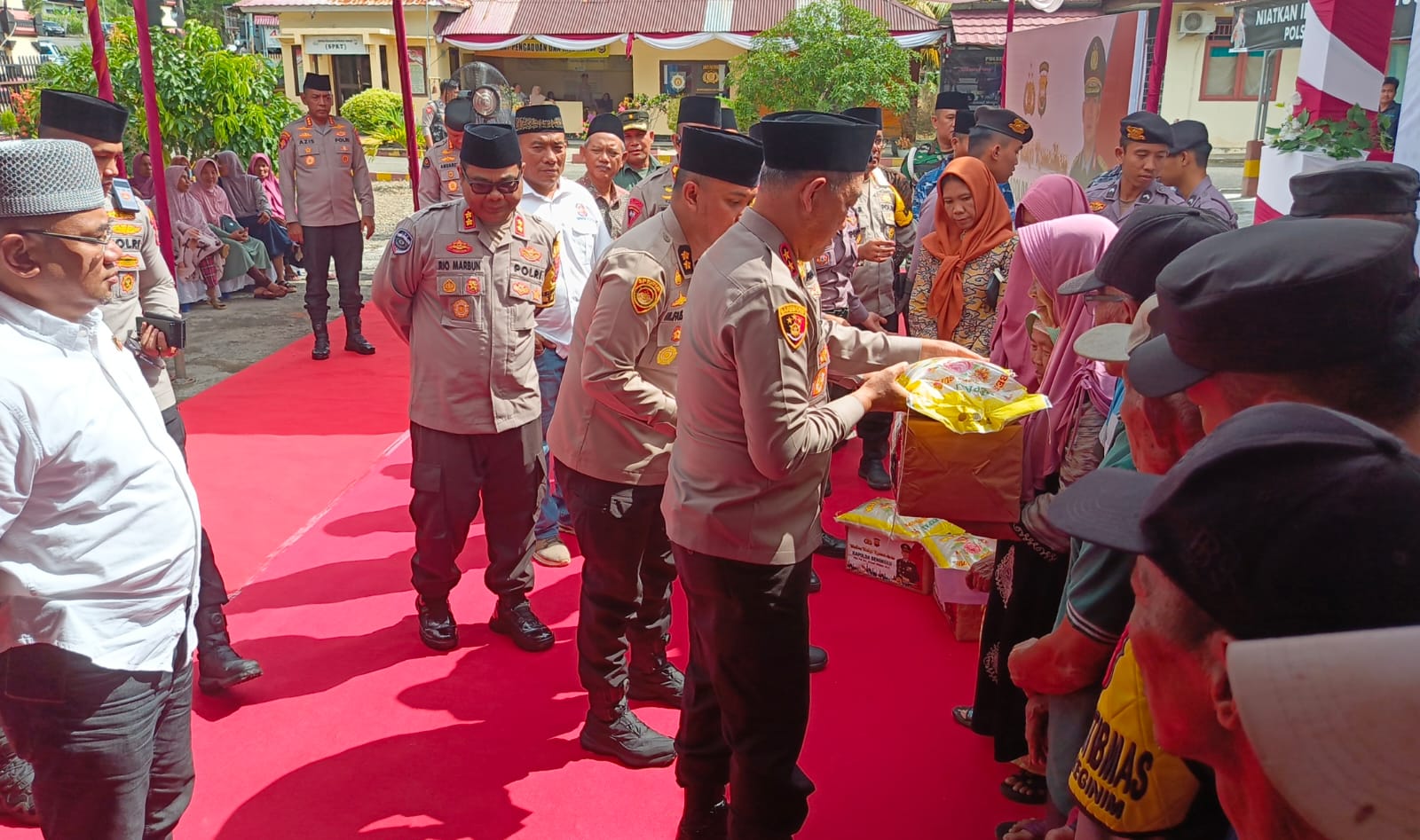 100 Paket Sembako Dibagikan Kapolda Bengkulu di Bengkulu Selatan