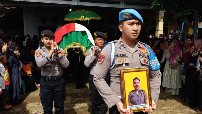  Brigadir Erik  Bunuh Diri di Depan Istrinya, Jenajahnya Dimakamkan