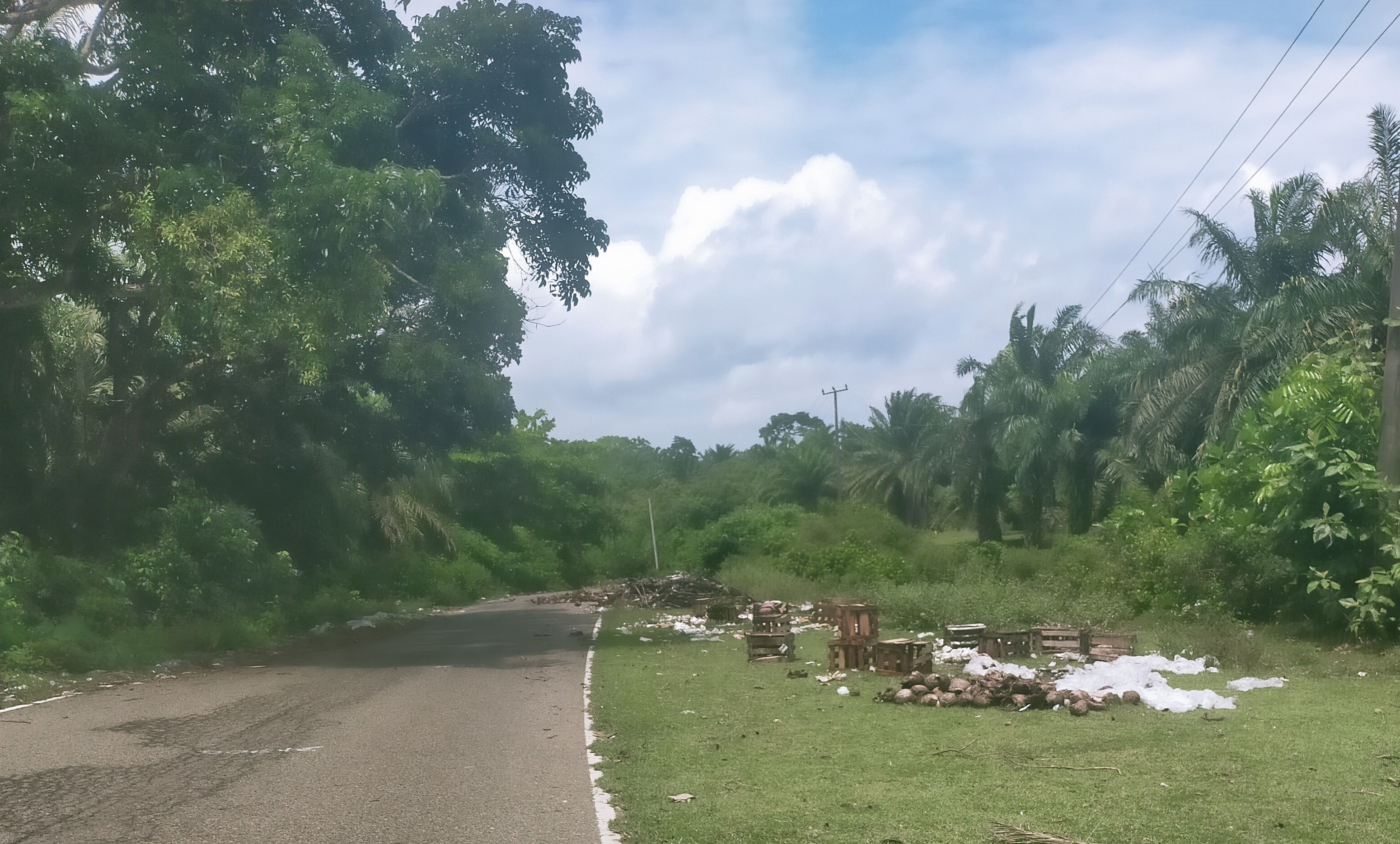 Masih Ada Warga Buang Sampah di Pinggir Jalan di Kota Manna