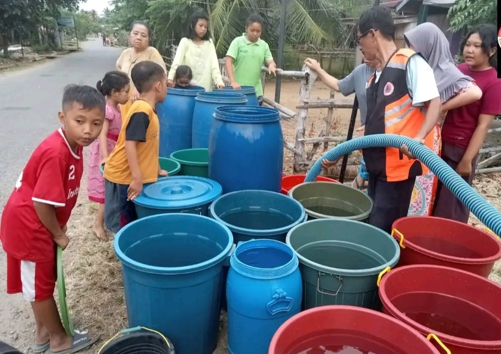 Sumur Warga Kekeringan, BPBD Bengkulu Selatan Distribusikan Air Bersih