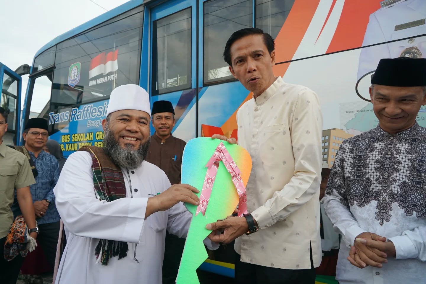 Safari Ramadan di Kaur, Gubernur Bengkulu Serahkan Bus Sekolah Gratis