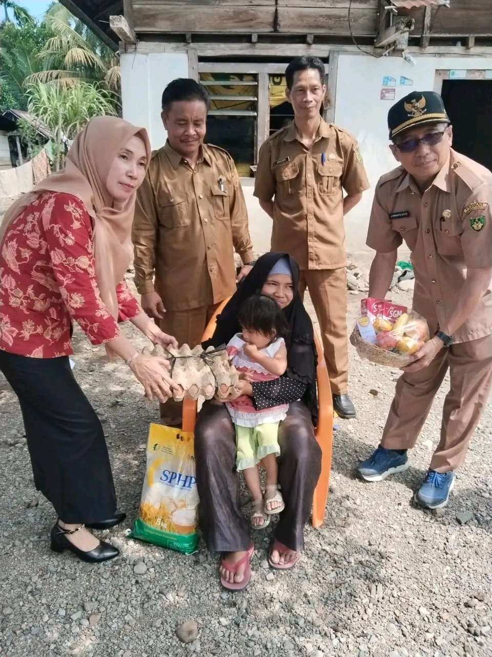  Disdukcapil Bengkulu Selatan Ikut Penangan Stunting, beri Makan Balita