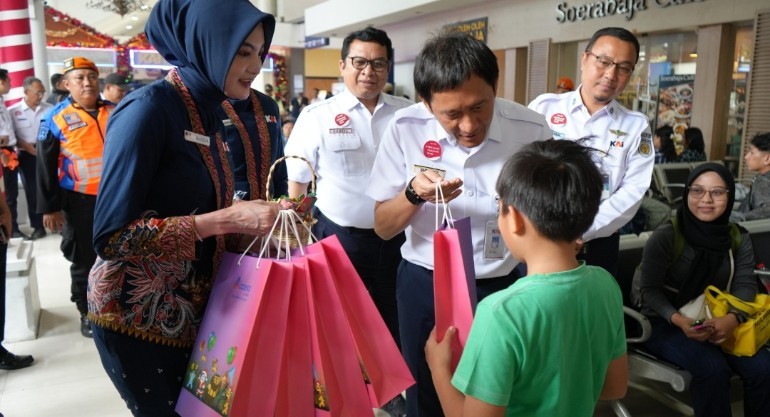  Dirut KAI Tinjau dan Sapa Langsung Pelanggan di Stasiun Wilayah Daop 8 Surabaya, Pastikan Pelayanan KAI