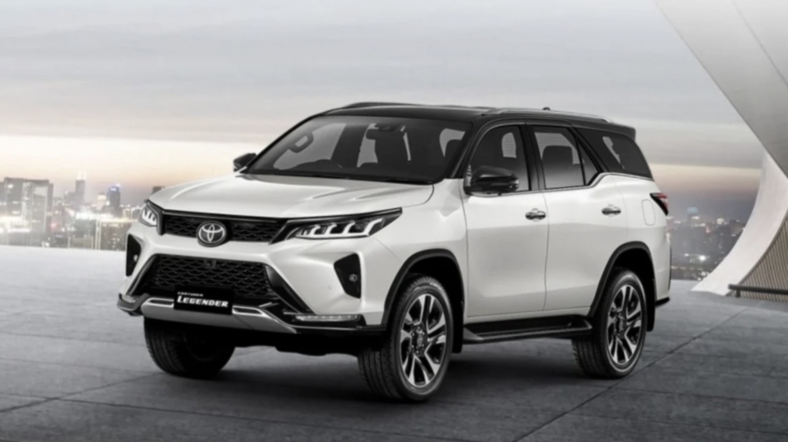 Toyota Fortuner 2024 Mobil 4x4 Berjenis Sport Utility Vehicle SUV Dampak Inovatif dengan Desain Tough And Bold