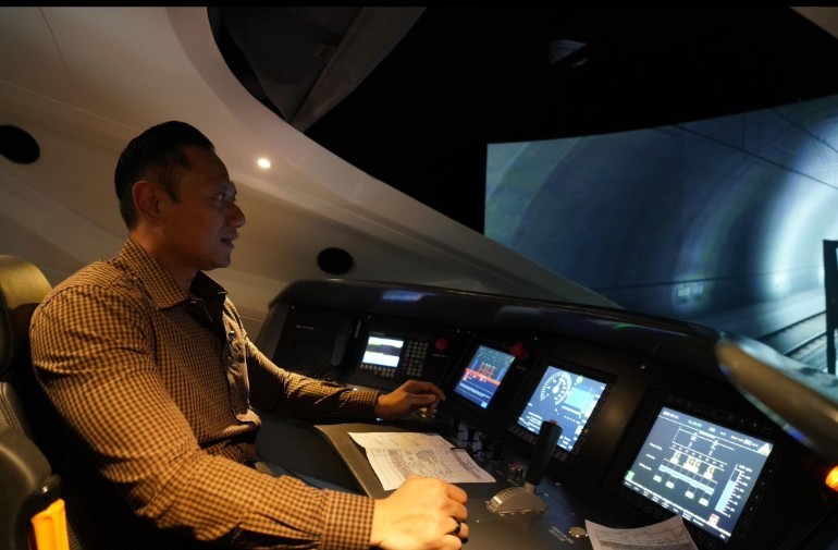 Proses Perawatan dan Progres Handover SDM Whoosh Di Dipo Tegalluar zDitinjau Menko  AHY