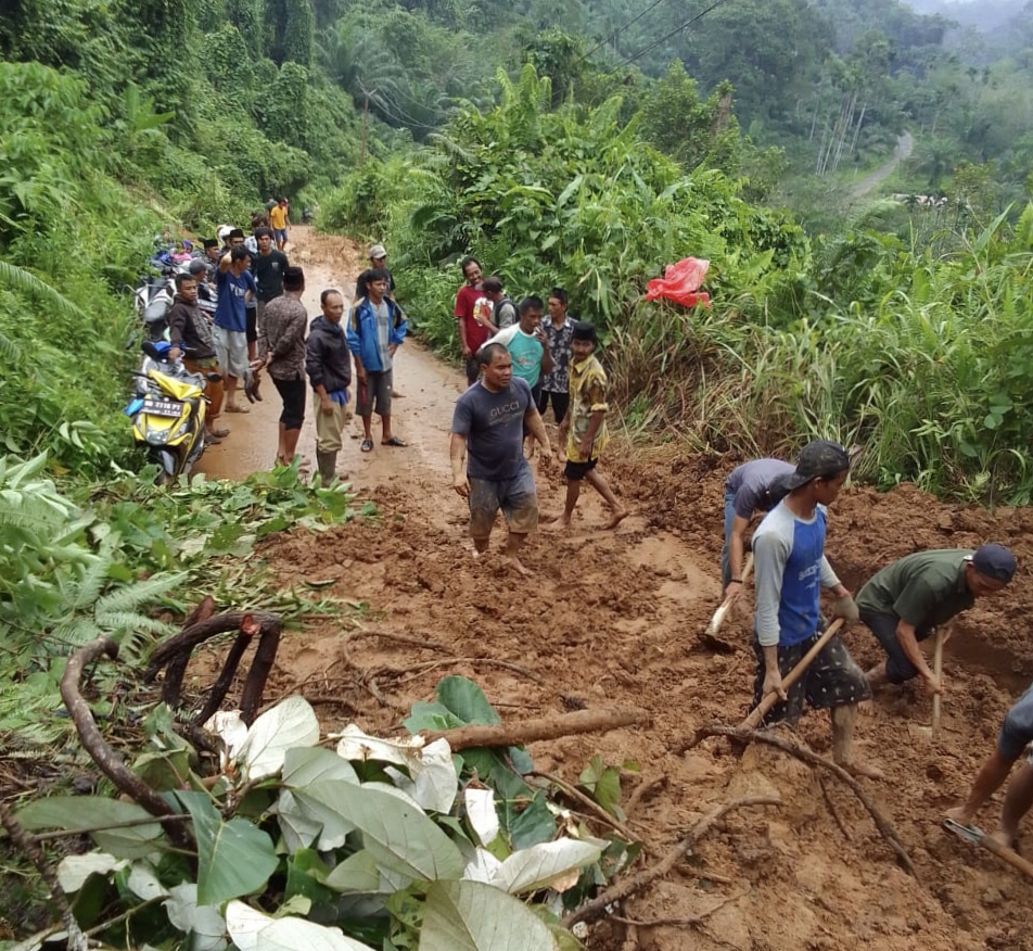 Hujan Guyur Seluma, Tanah Longsor Tutup Akses Jalan Ratusan Masyarakat Bersihkan Secara Manual 