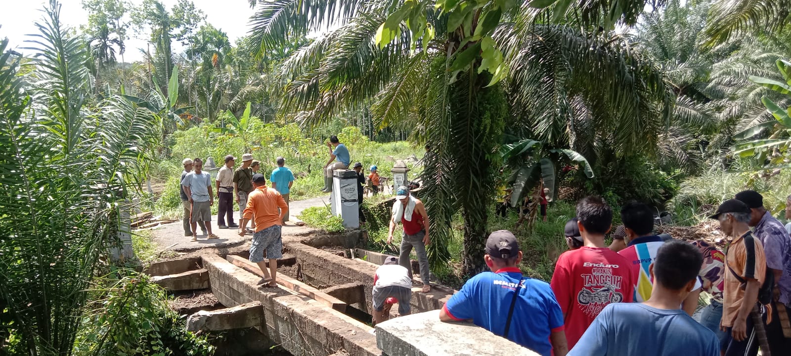 Warga Arang Sapat Goro Perbaiki Jembatan 