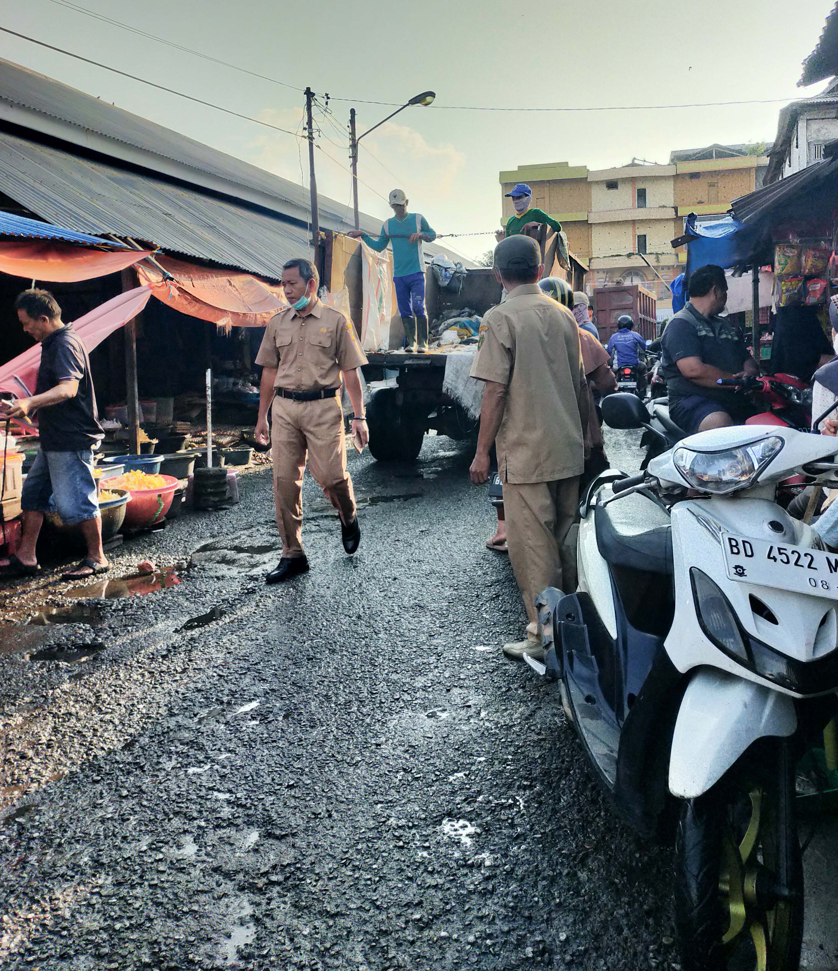  Gerak Cepat, DLHK BS Bersihkan  Sampah di Pasar Ampera Manna