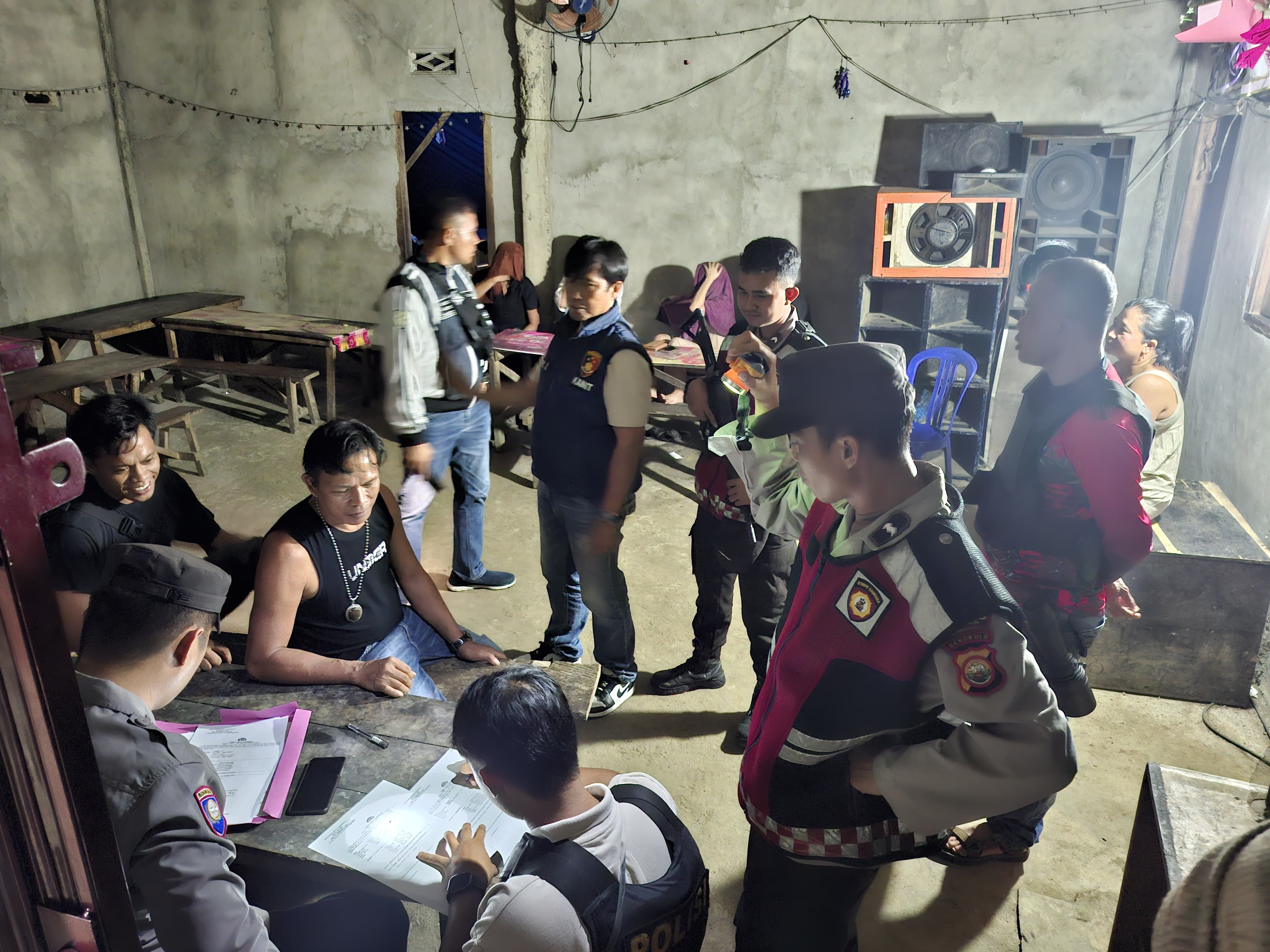   Polsek Semidang Alas Seluma Razia 4 Waren,  Amankan Ratusan Botol Miras