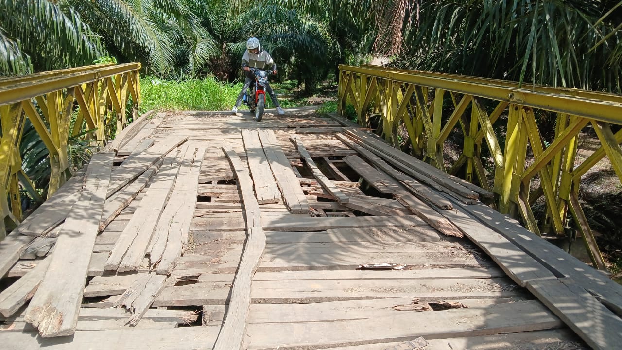 Sempat Terjadi Kecelakaan, Jembatan Rusak di Desa Talang Perapat Dibangun Swadaya