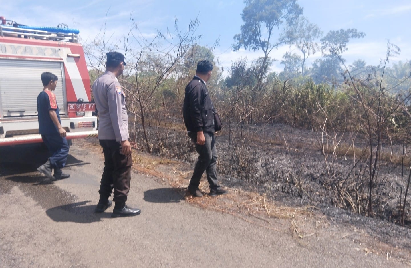  Lahan Perkebunan di Dekat Pasar Kuliner Tais Terbakar!  Warga dan Polisi DIbuat Sibuk