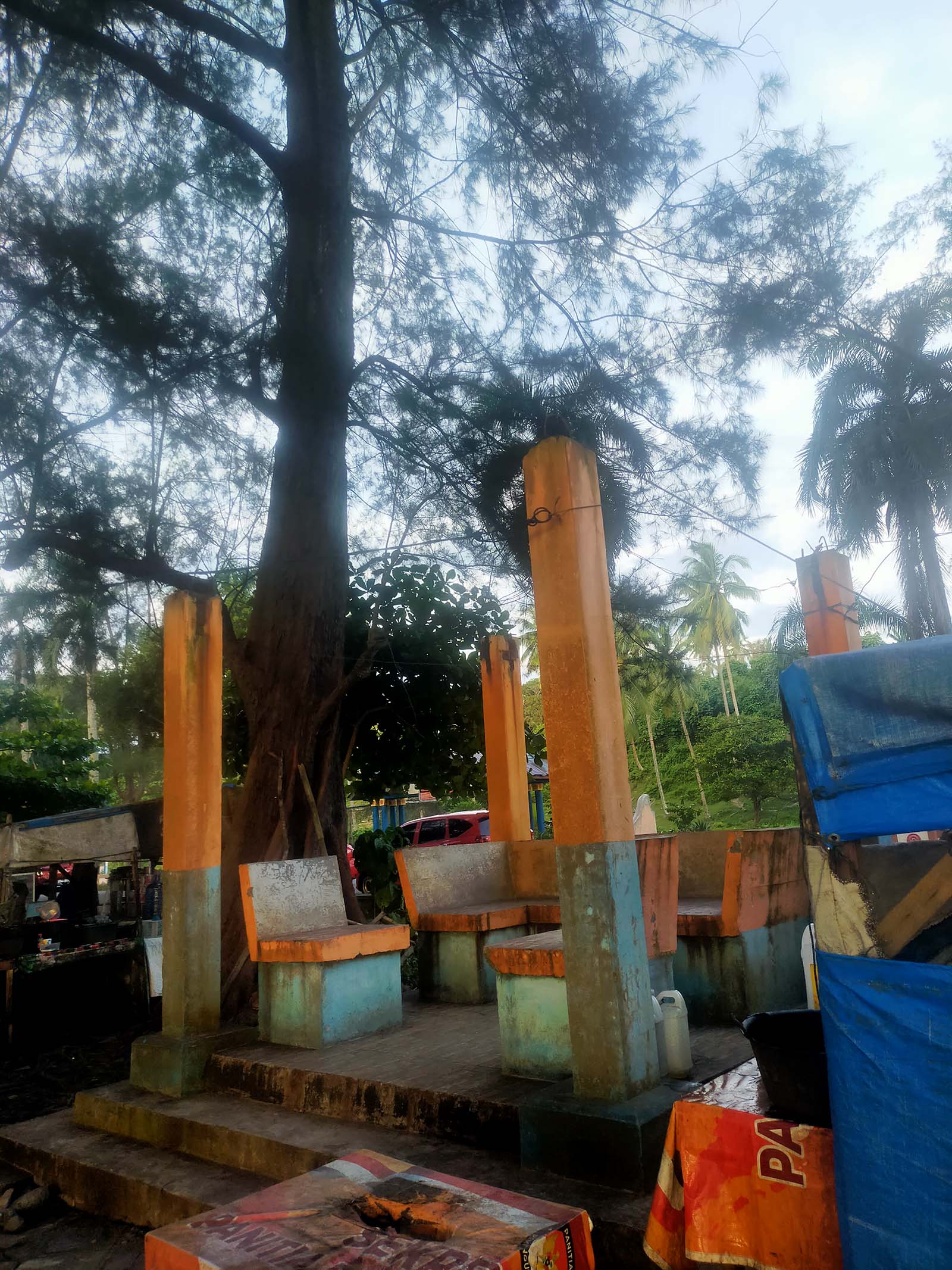 Gazebo Rusak dan Terbengkalai di Objek Pantai Pasar Bawah di BS