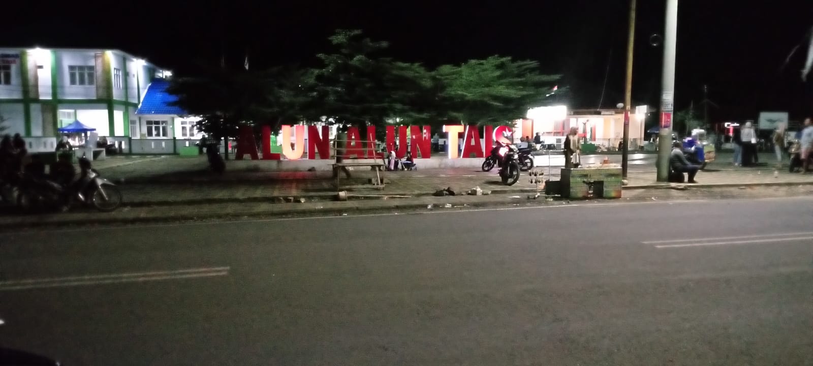 Satpol-PP Diminta Tertibkan Kendaraan Naik ke Paving Block Alun-alun Tais