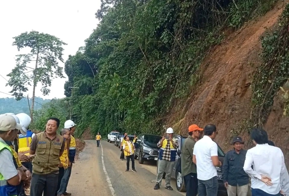  Kementrian PU Tinjau Lokasi Longsor, Pelebaran Jalan Nasional Manna - Pagar Alam
