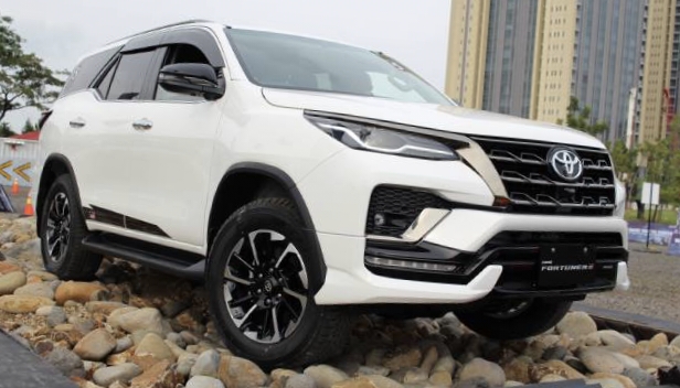 Toyota New Fortuner GR Sport Pilihan Mobil SUV Berkelas Tinggi Fitur yang Handal Desain Elegan Saingan Pajero 