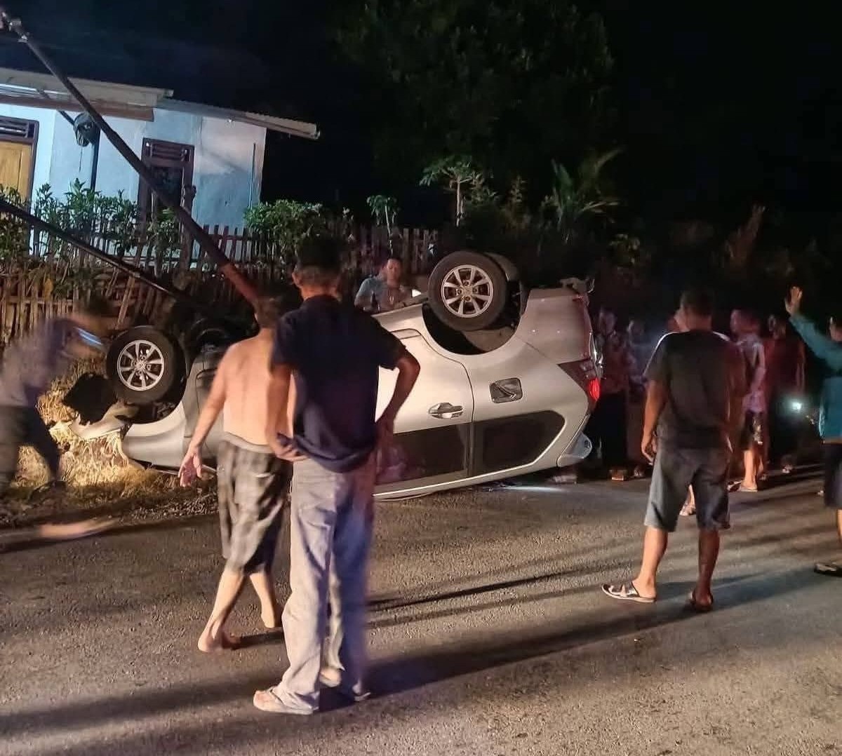   Avanza Tabrak Tiang Listrik hingga Terbalik di Seluma