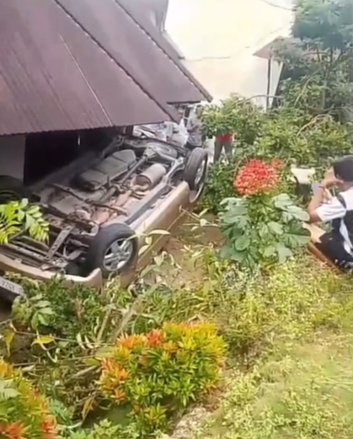Innova Terjun Empat Meter ke Teras Rumah Warga di Talo Kecil Seluma