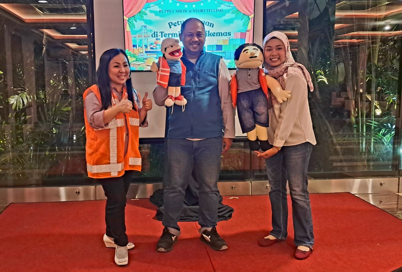  TPS Ajak Anak-anak Berpetualang di Terminal Petikemas Surabaya   Melalui Cerita Boneka