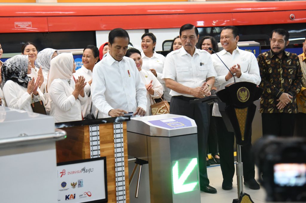  Jokowi Bawa Ketua MPR dan Ketua MK! Jajal LRT Terpadu