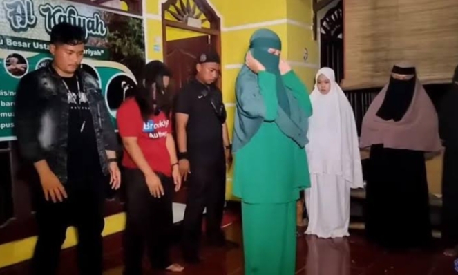 Di Balik Video Viral Laki-Laki Diimami Perempuan Ponpes Al Kafiyah.. Boleh Tapi? 