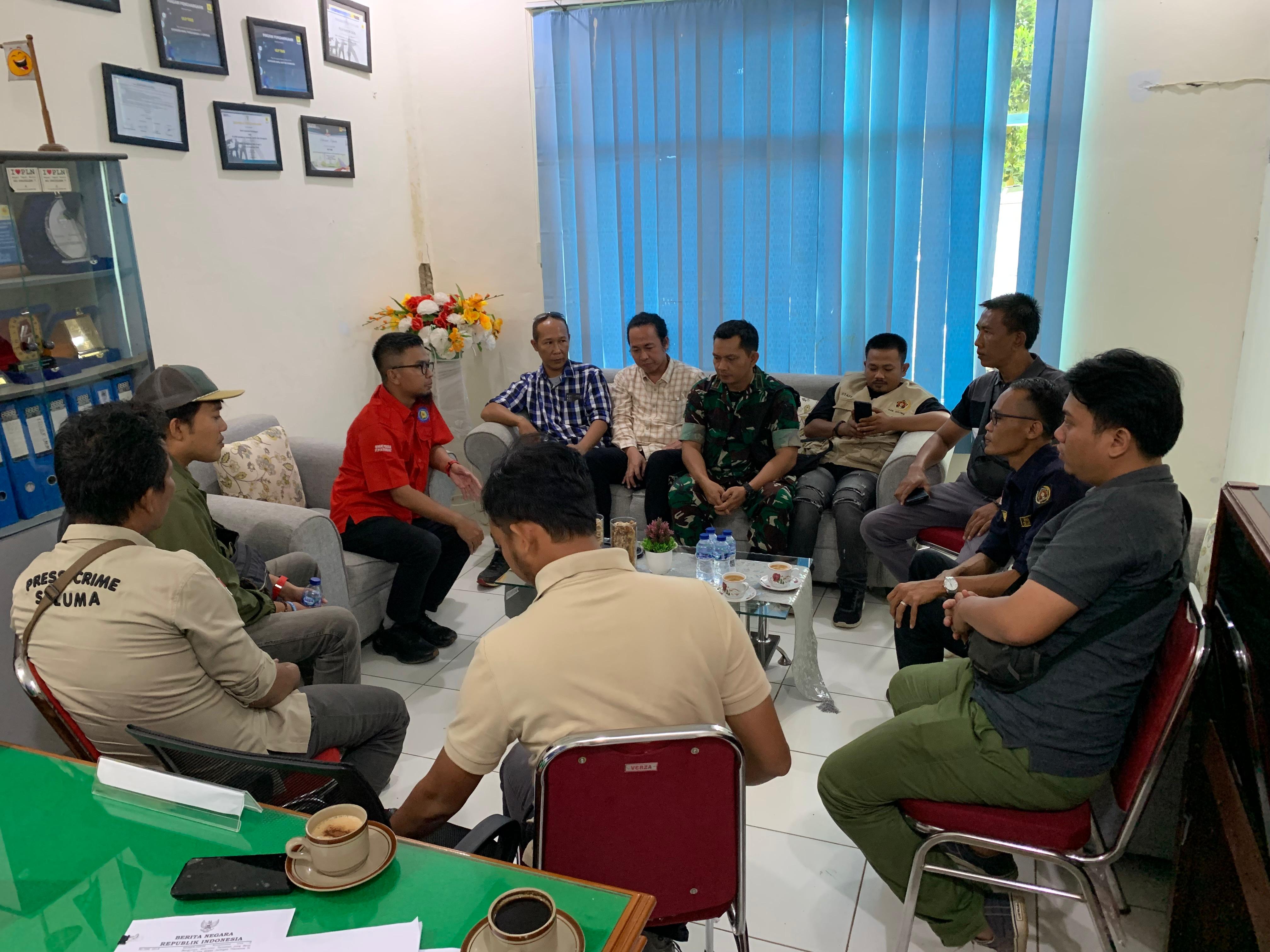 Penebangan Pohon Sawit Tanpa Izin, Manager PLN ULP Tais dan Pemilik Kebun Duduk Bersama