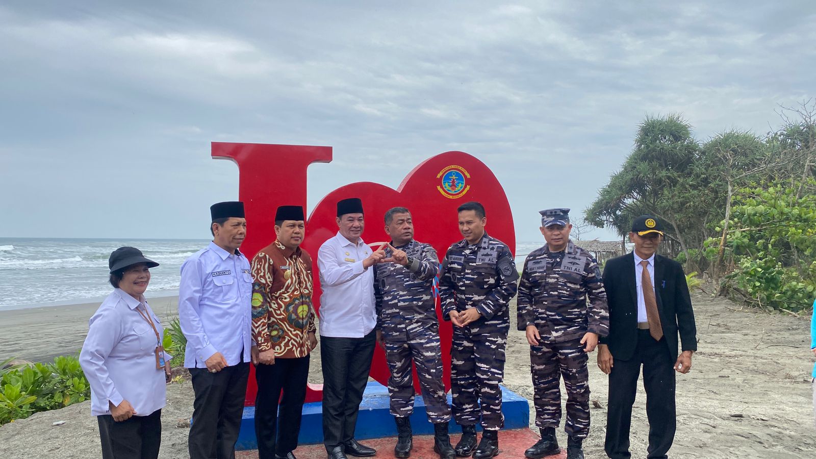  Aspotmar Kasal, Mayjen TNI Dr. Hermanto Tinjau Program KBN di Pasar Seluma