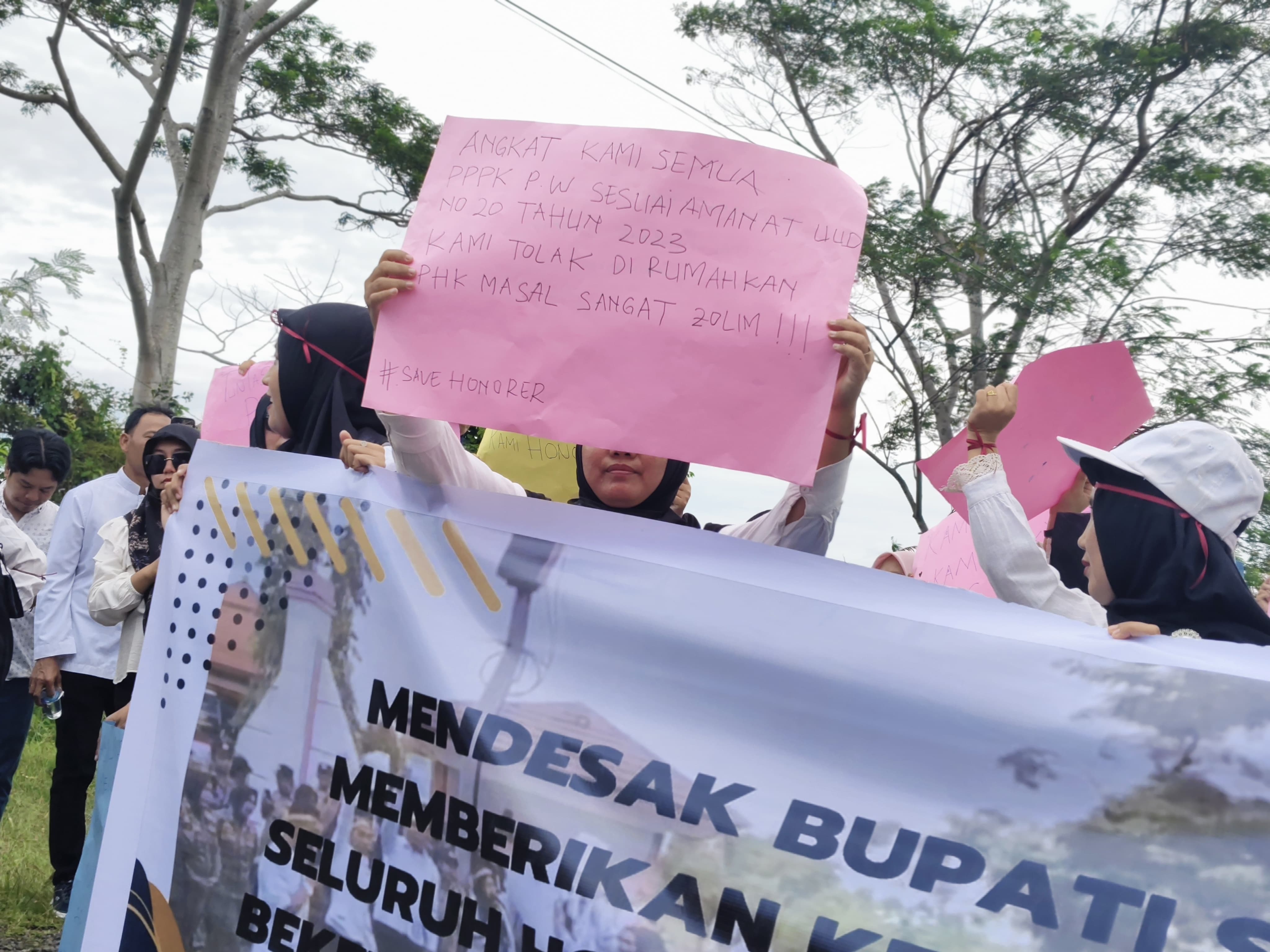   Mengabdi Jadi Honorer Sejak 2008, Jaga Malam dan CS, Namun Tersingkir Akibat Outsourcing