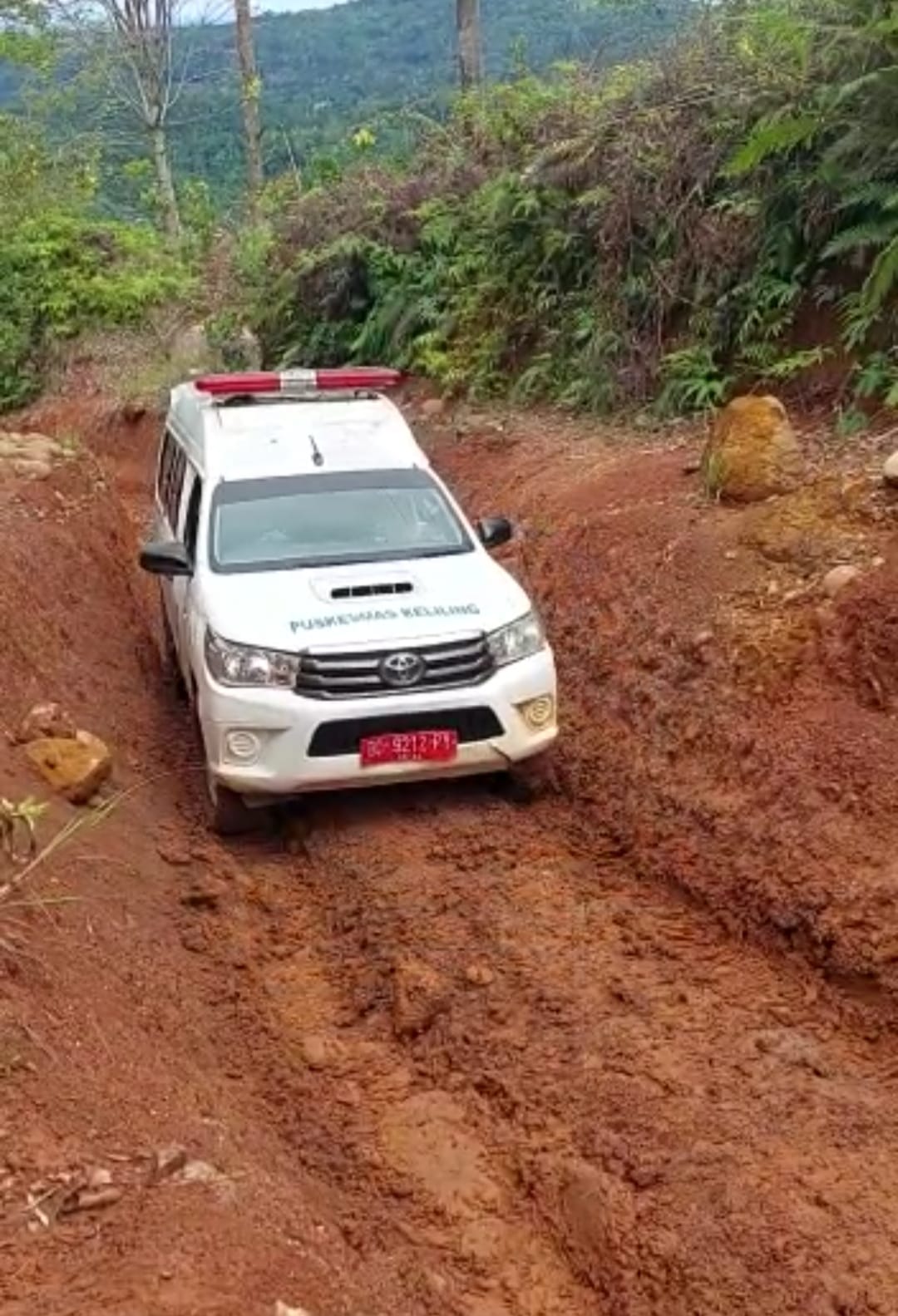 Medan Ekstrem, Nakes Puskesmas Puguk Harus Berjalan Kaki