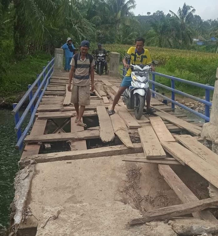 Jembatan Lawang Agung Bengkulu Selatan Hanyut, Akses Pertanian Lumpuh