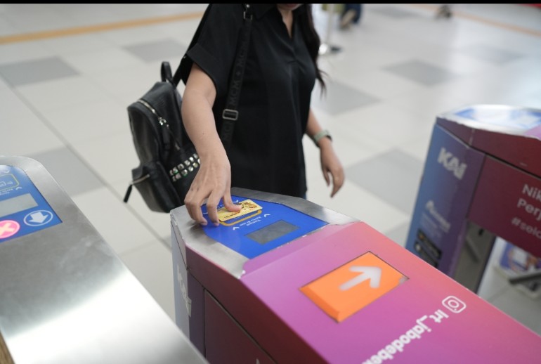 Dengan QRIS Tap, semakin Mempermudah Pengguna KRL & LRT Jabodebek