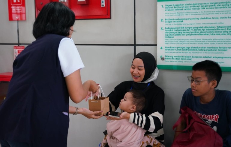 Peringati Hari Ibu 2025, KAI Bagikan 1.000 Tanaman kepada Pengguna LRT Jabodebek
