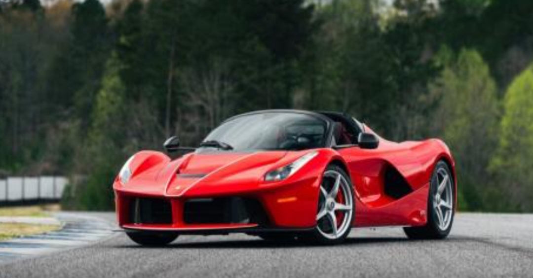 Ferrari SP-8 Mobil Sport Balap Maranello, Italia Populer di Dunia Otomotif 