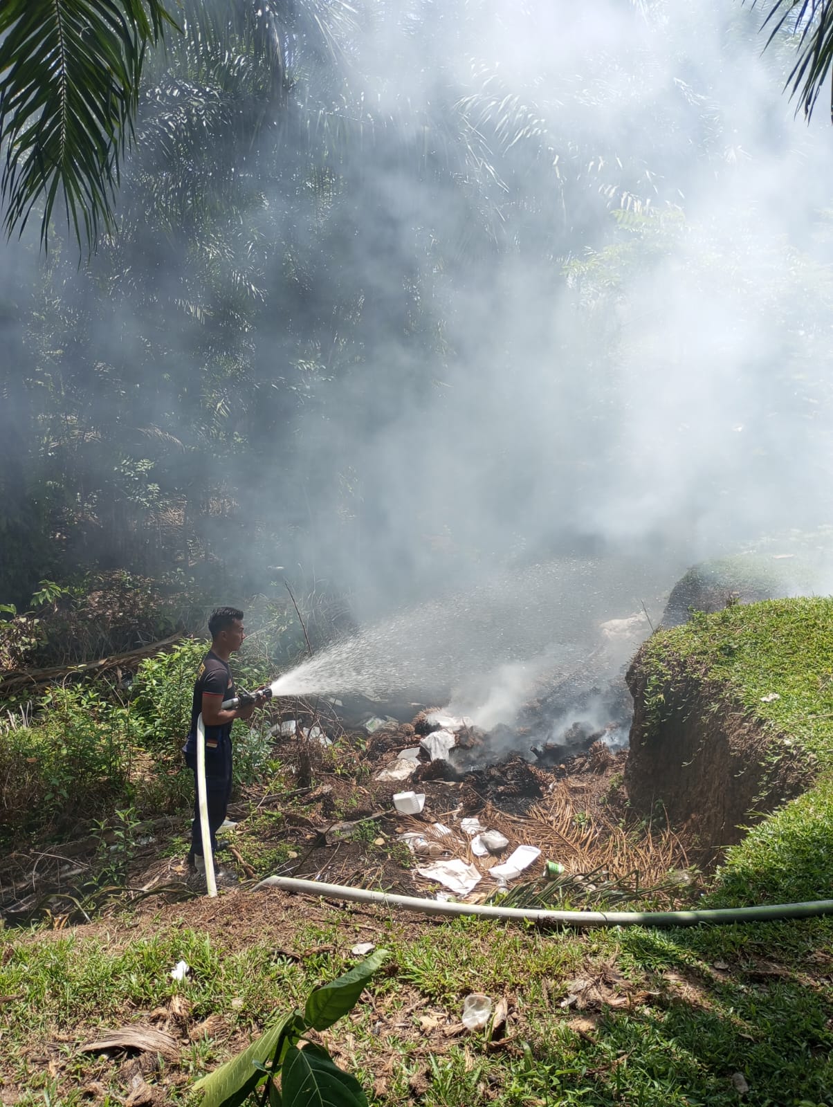 Satgas Pemadam Kebakaran Padamkan Lahan Warga Pagar Dewa