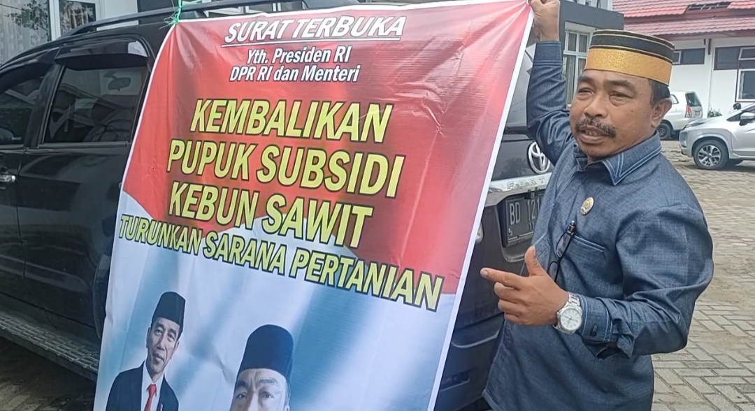  Jelang Kunker Jokowi, Wakil Rakyat Seluma Pasang Baliho Tuntut Pupuk Subsidi