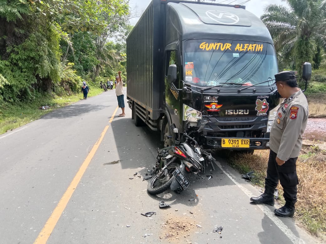   Melurus di Tikungan, Pelajar SMPN 27 Seluma Hantam Truk Box Shopee