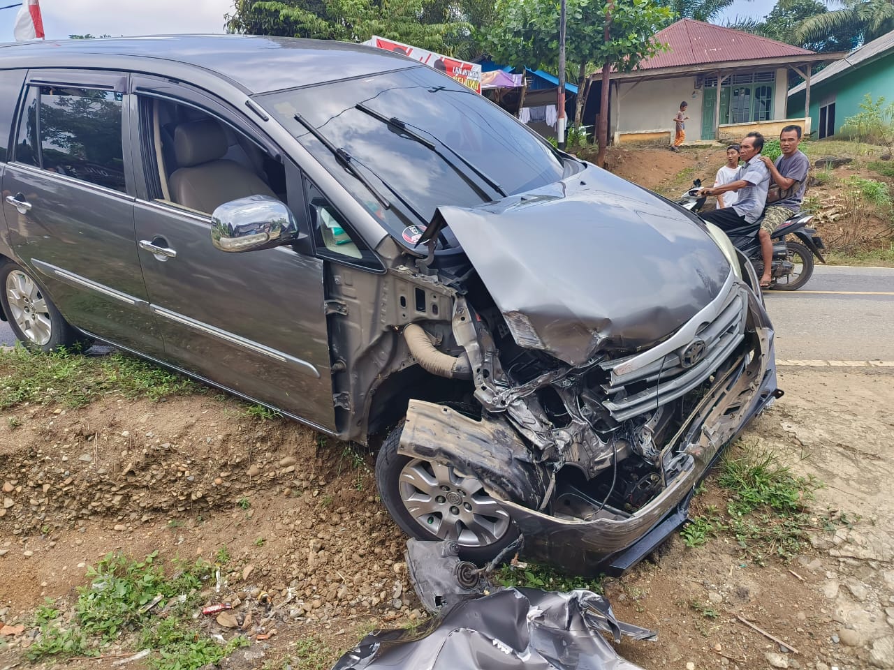 Toyota  Innova Alami Kecelakaan, Hantam Truk di Seluma, Akibat Elak Motor