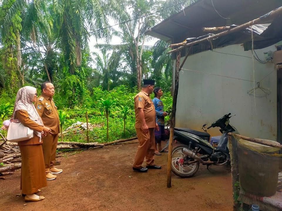 Wabup Seluma Tinjau Dua Rumah Tidak Layak Huni, Pastikan Bantuan Tepat Sasaran