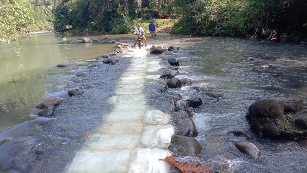 Akses Ke Desa Simpang Masih Terobos Sungai, Masyarakat Kecewa, Kabar Jembatan Digantung?