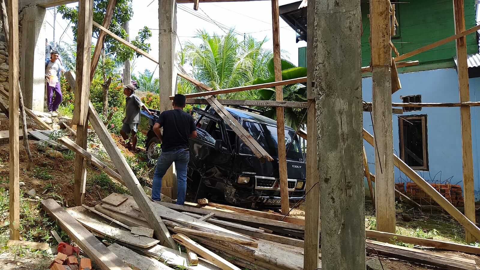 L300 Nyungsep Hantam Bangunan Ruko, Korban Jiwa??