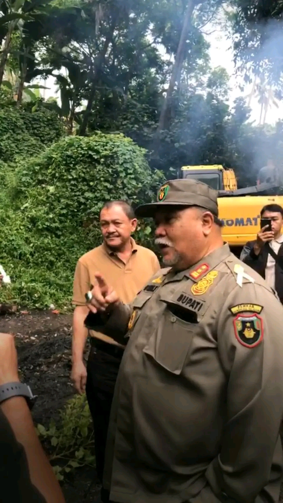 Bupati dan Wabup Bengkulu Selatan Ikut Bersihkan Sampah di Jembatan Duayu