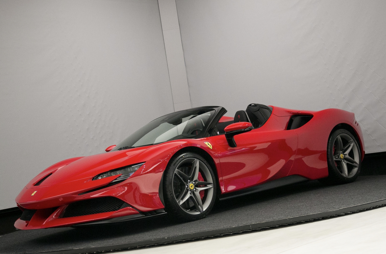 Keuggulan Ferrari SF90 Spider Perpaduan Eksklusivitas, Kecepatan, dan Kemewahan