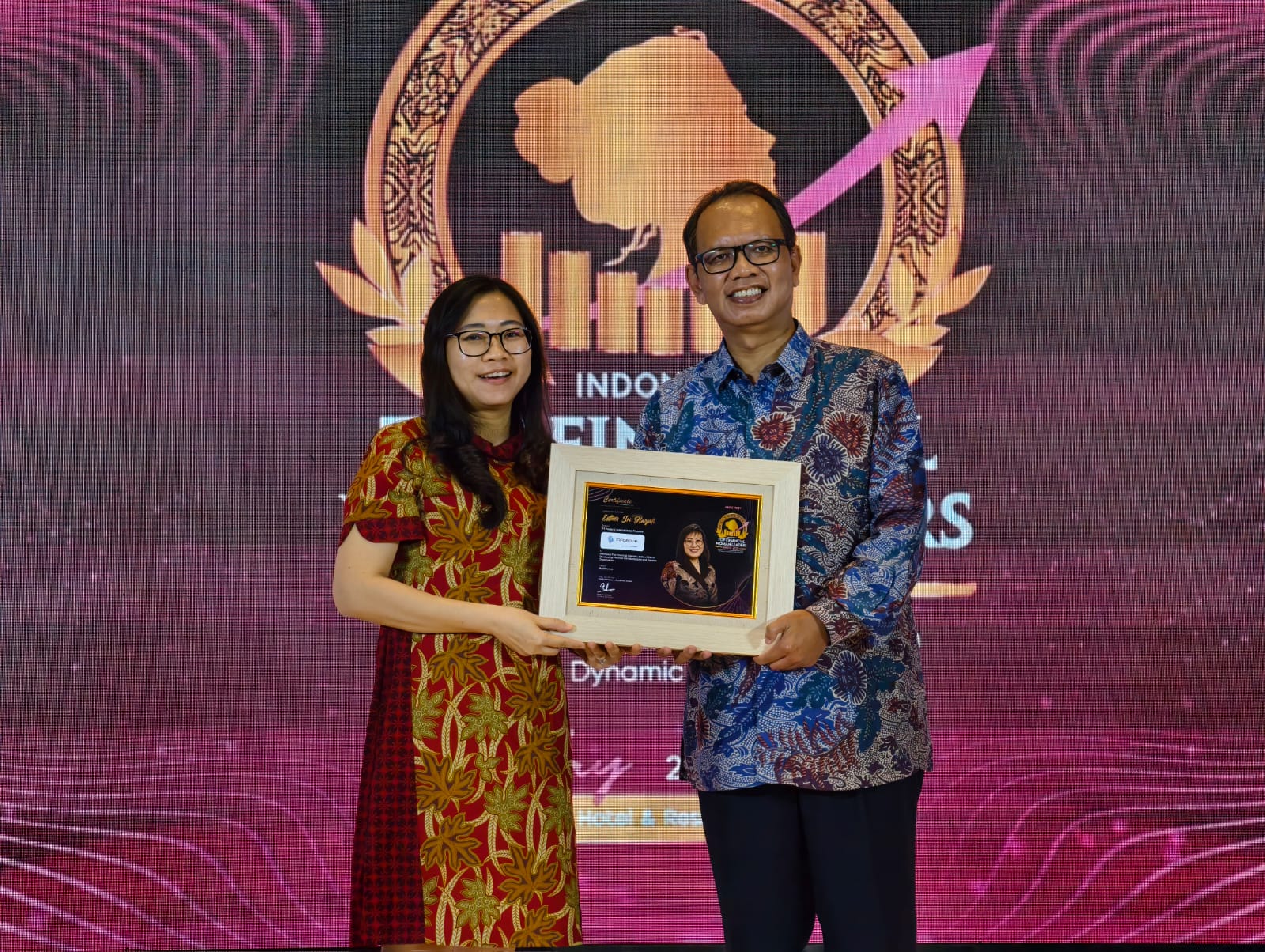  Direktur FIFGROUP Terima Award Top Financial Woman Leaders 2025