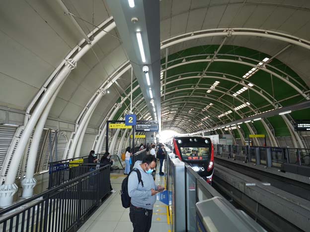 KAI Tetap Layani Pengguna LRT Jabodebek di Tengah Imbauan Pemberlakuan WFH