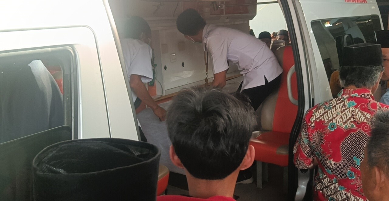 Tangis Keluarga Pecah Saat Jenazah Adelya Meysa Tiba 