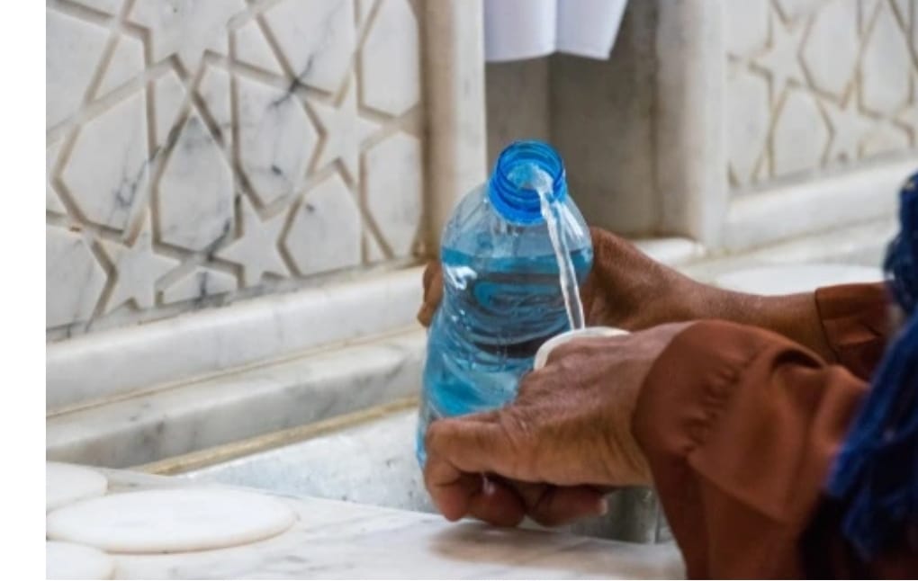 Manfaat Air Zamzam dipercaya oleh Umat Islam Bagus untuk Kesehatan Tubuh. Air zamzam Ditemukan di Sumur Zamzam