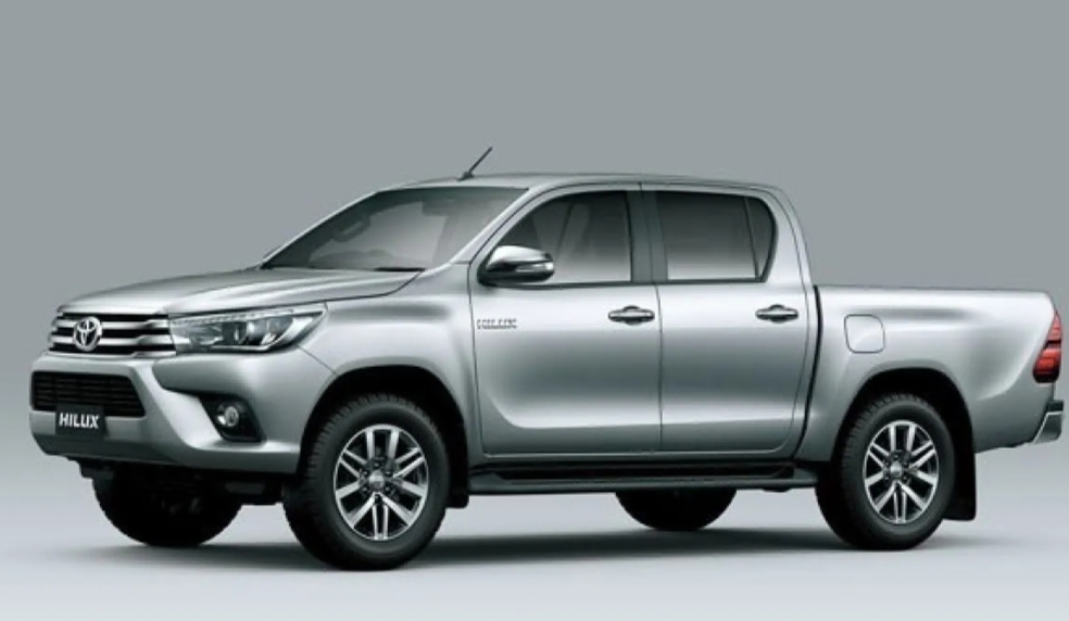 Toyota Hilux Mobil Desain Double Cabin Populer di Pasar Otomotif Memiki Fitur Sistem Canggih