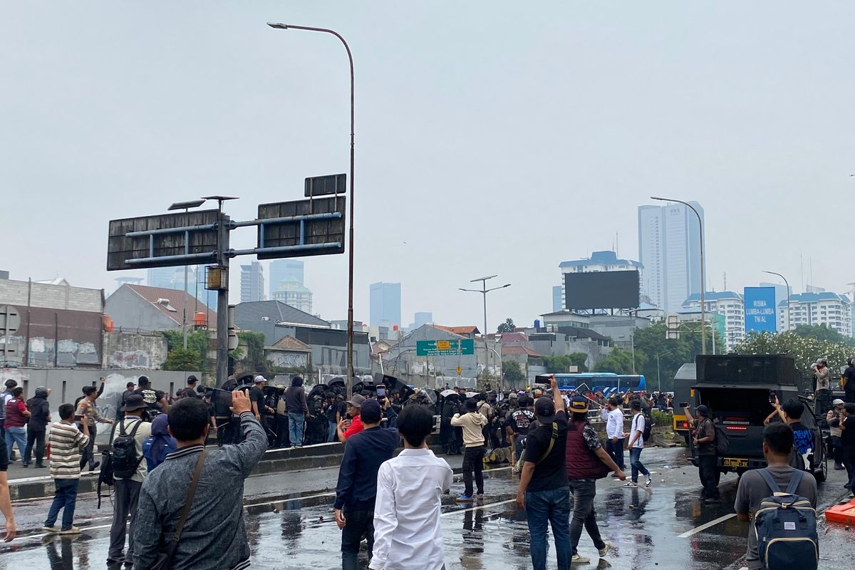 Massa Demo 25 Agustus Ricuh, Sempat Masuk Tol Dalkot, Lalin Terhambat