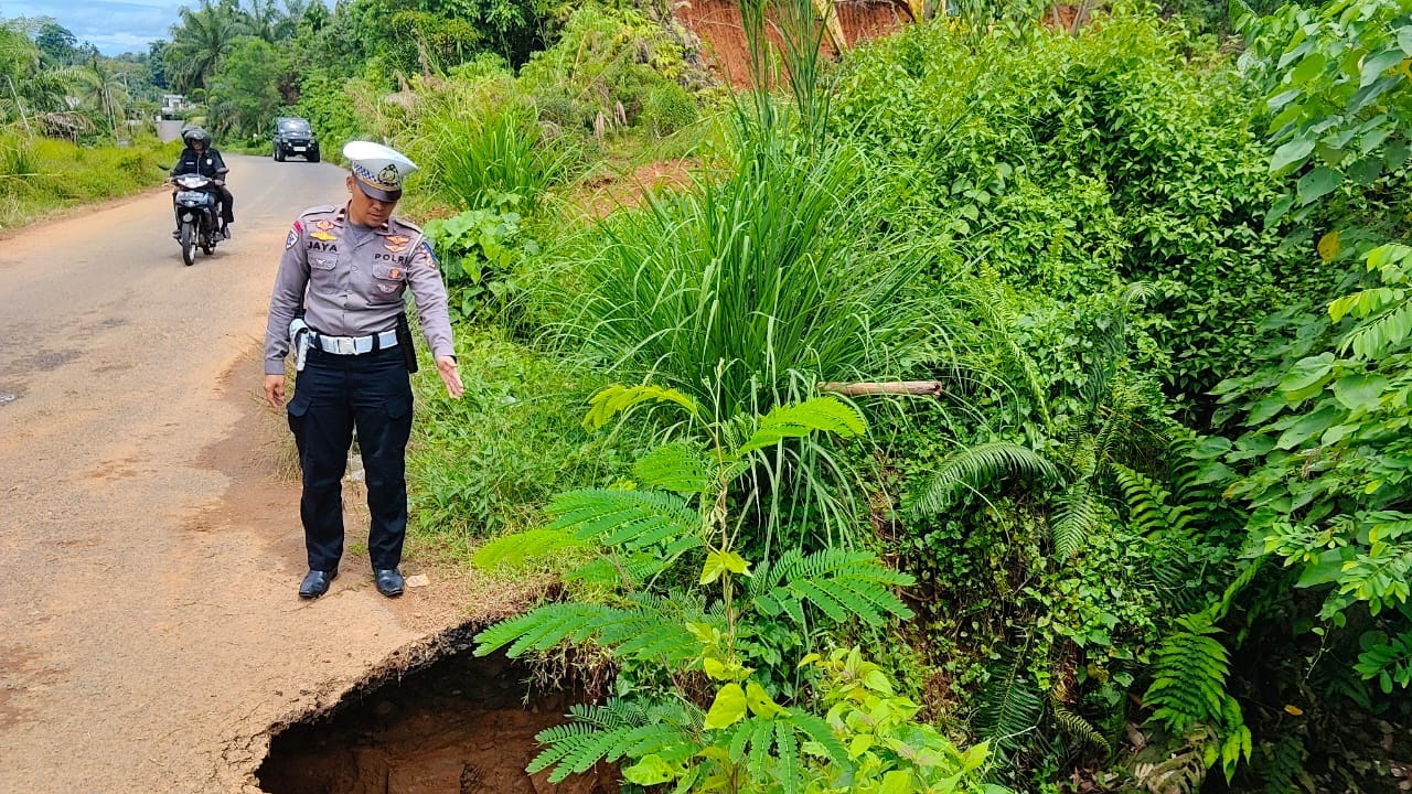  Setengah Jalan Penghubung Pasar Sembayat – Bunga Mas Seluma Timur Amblas,  Ditutup