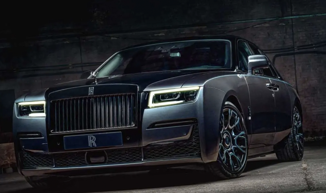 Rolls-Royce Ghost 2024 Black Badge: Mesin Bertenaga 592 HP Kecepatan Tinggi dan Fitur Teknologi Inovatif